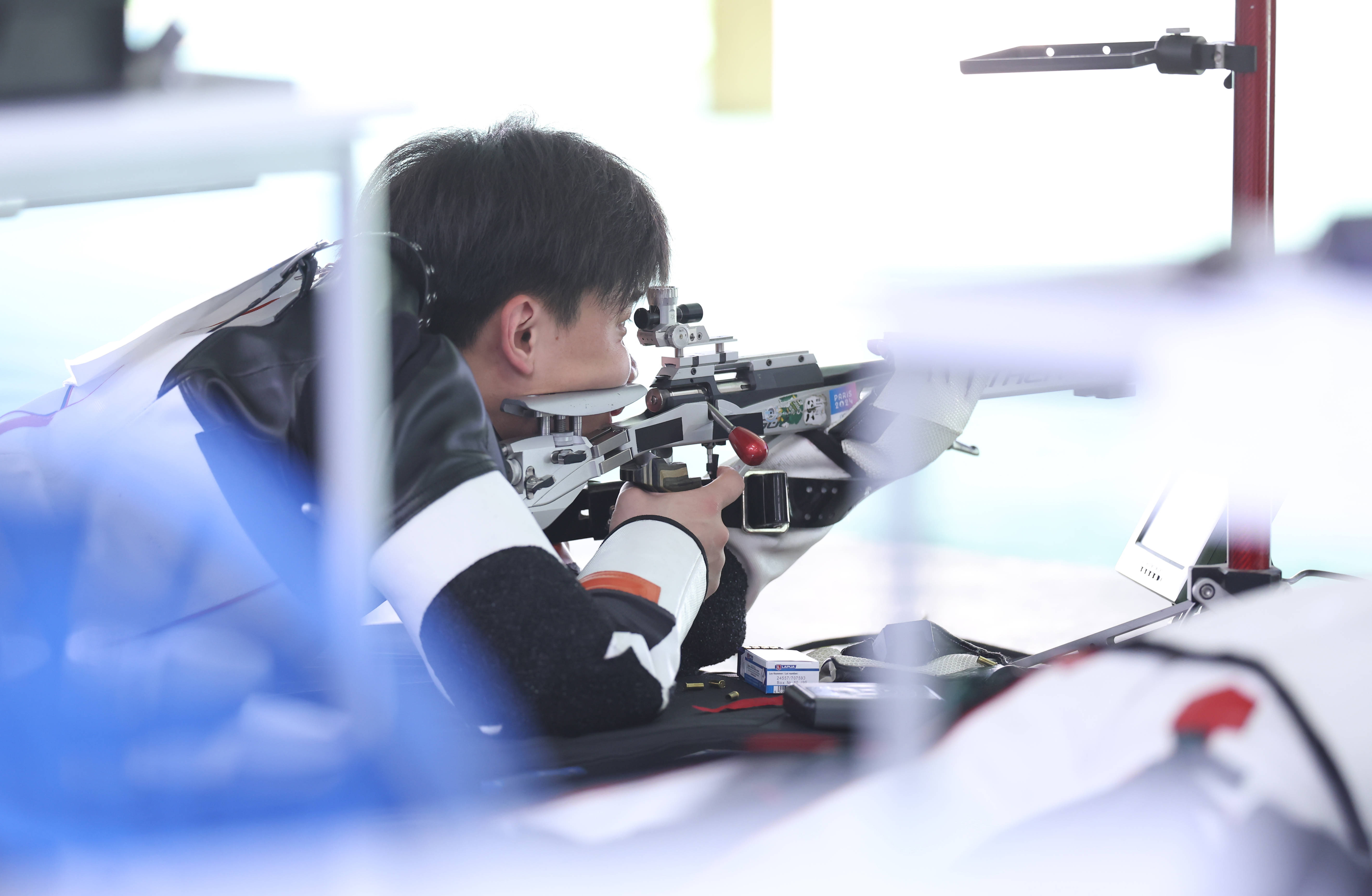 射击比赛选手目不转睛,稳定命中靶心的简单介绍 射击比赛选手目不转睛,稳定命中靶心的简单介绍