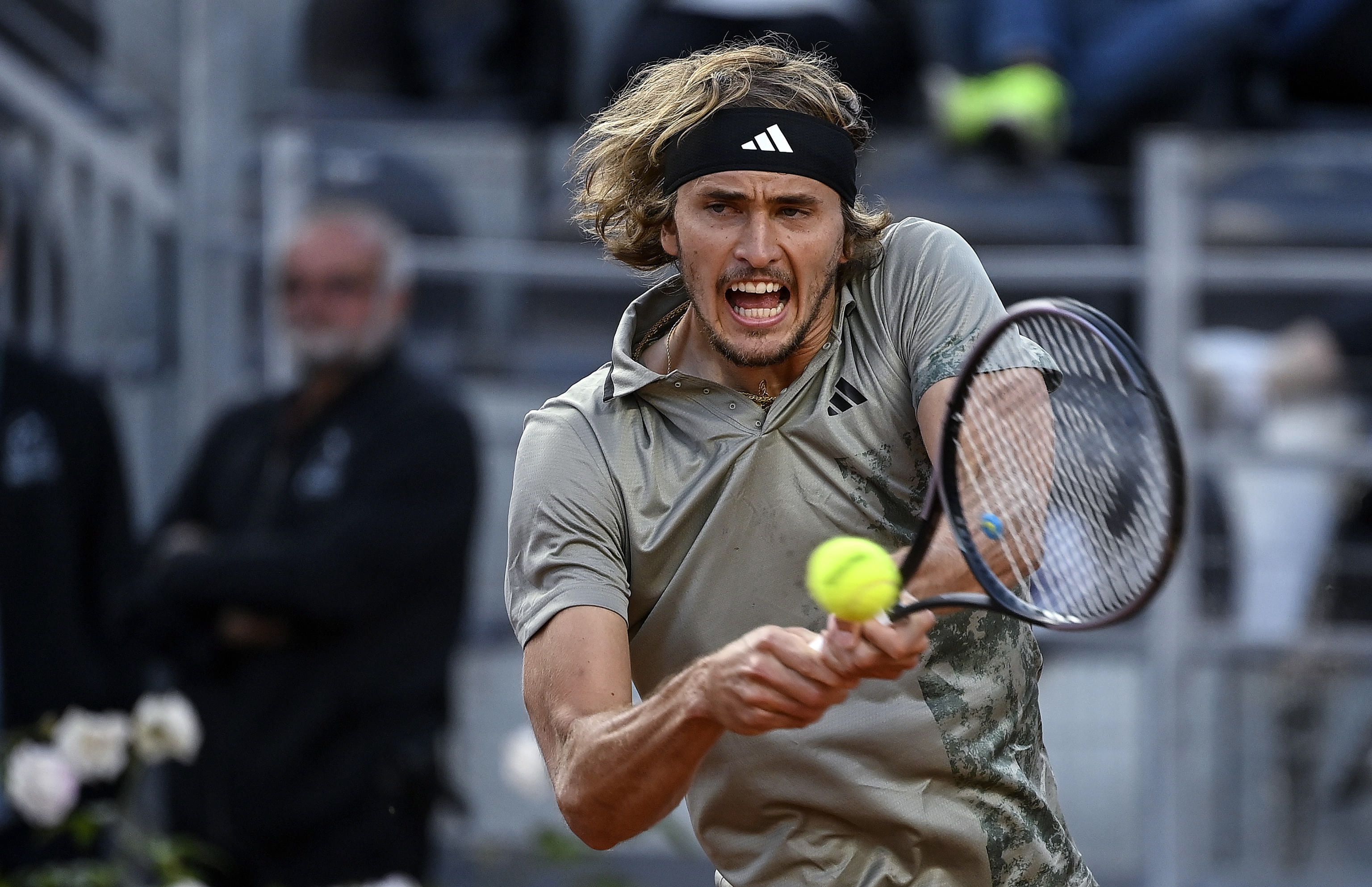 世界网球队鏖战意大利网球队，兹维列夫爆发神勇的简单介绍