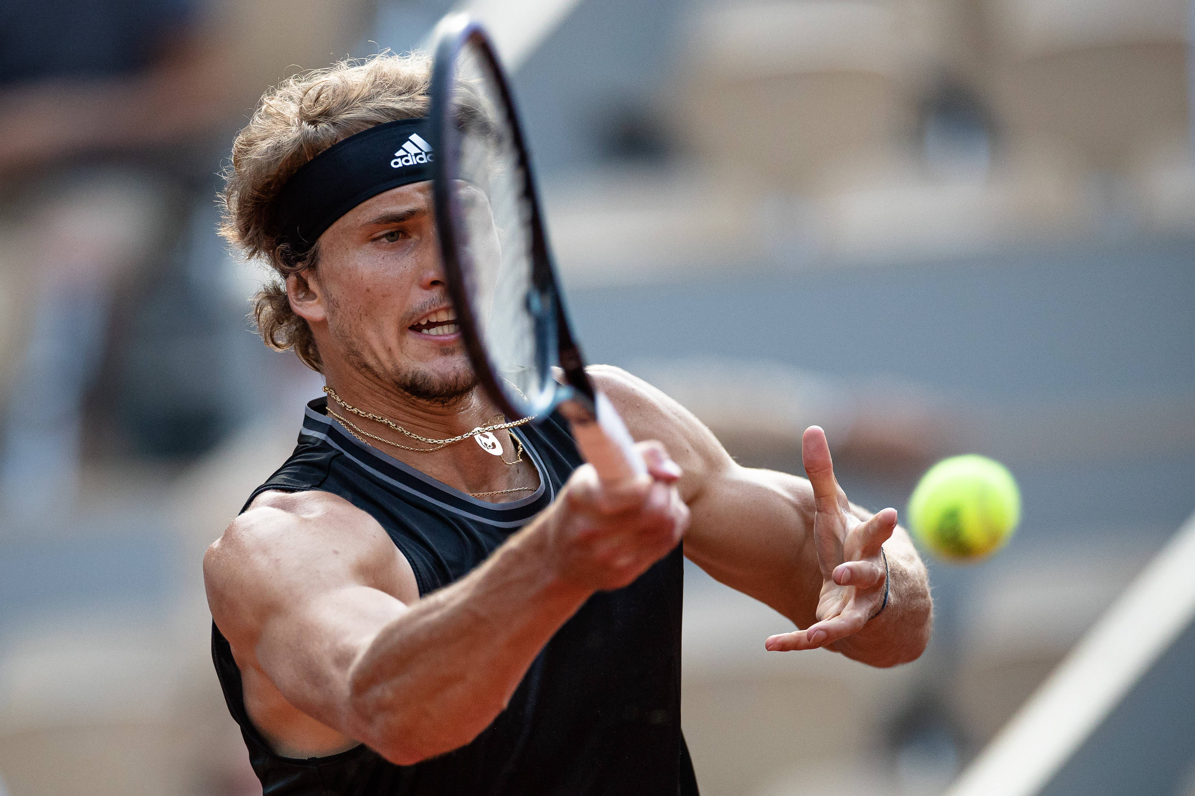 包含法国网球队绝杀西班牙网球队，兹维列夫爆发神勇的词条