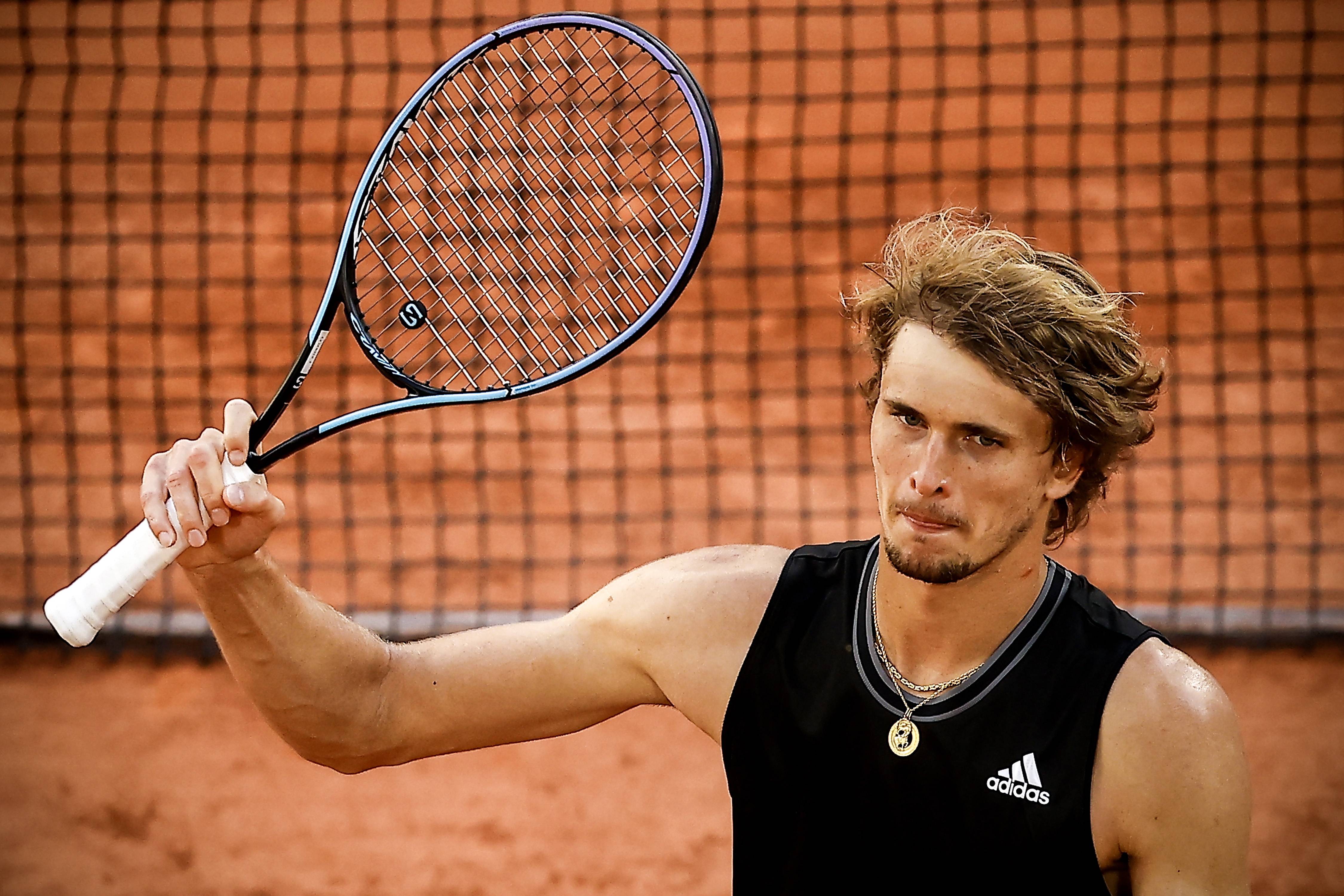 包含法国网球队绝杀西班牙网球队，兹维列夫爆发神勇的词条