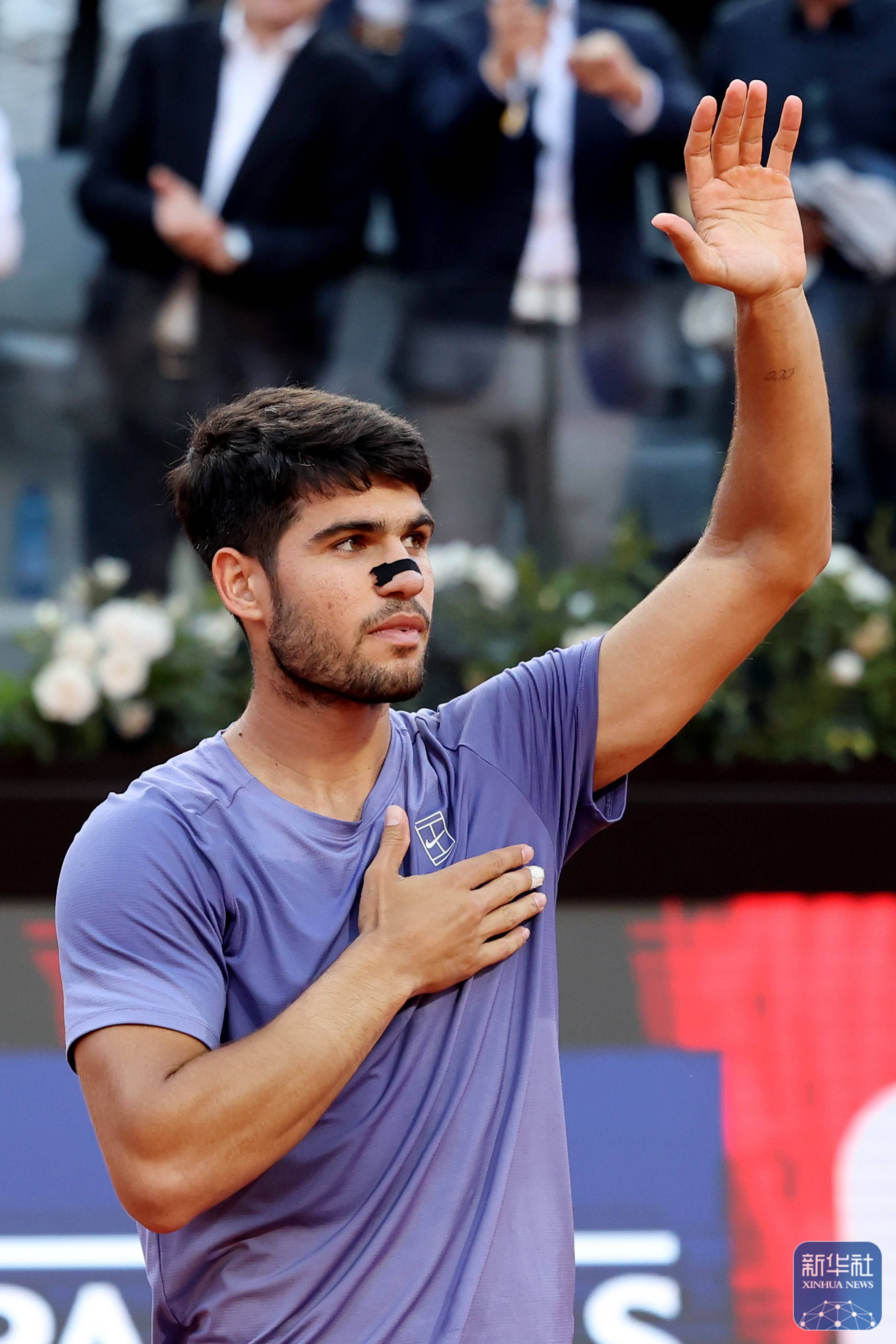 包含法国网球队碾压世界网球队，阿尔卡拉斯爆发神勇的词条