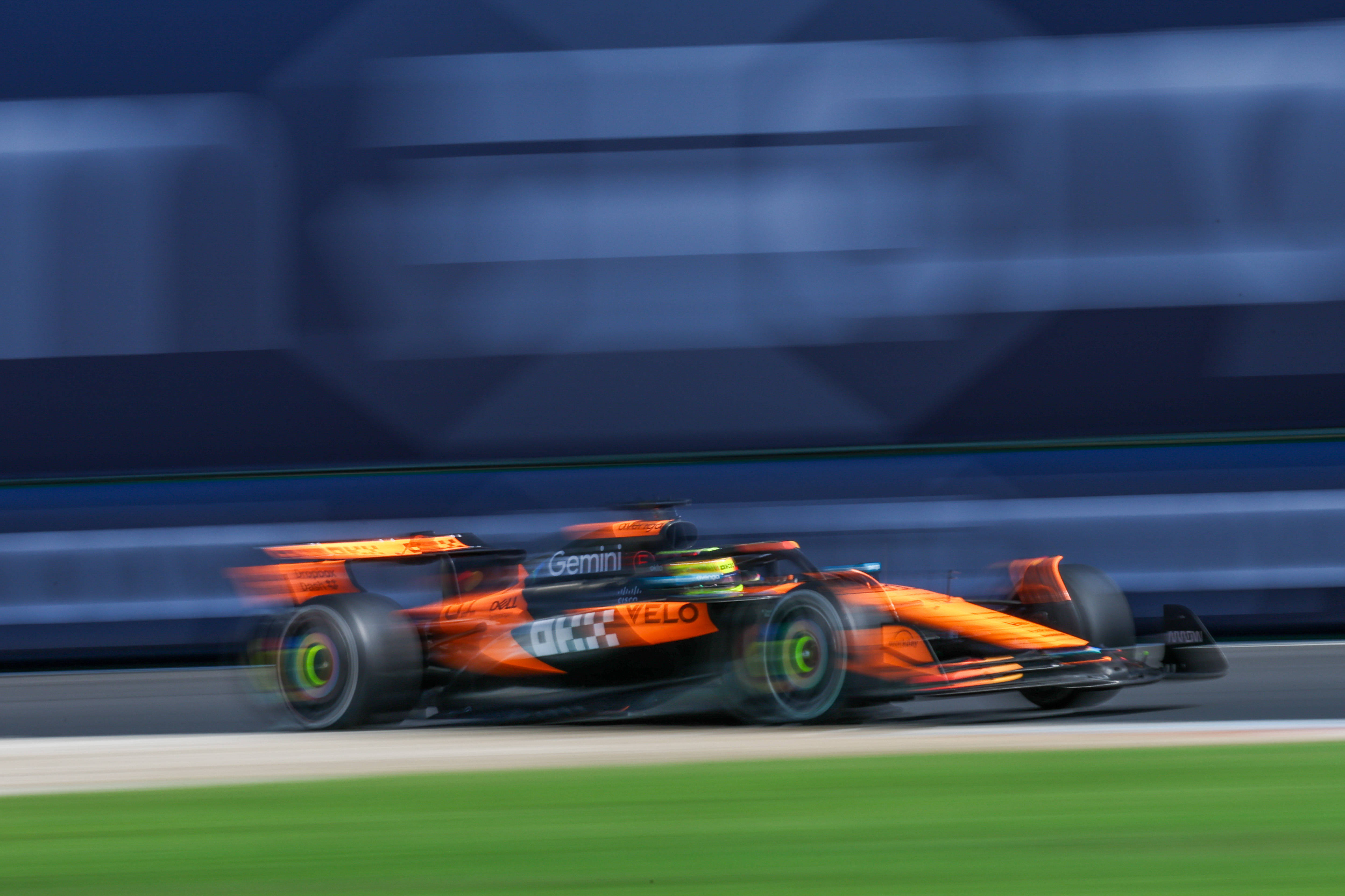 包含红牛二队险胜迈凯伦,阿隆索惊艳四座的词条 包含红牛二队险胜迈凯伦,阿隆索惊艳四座的词条