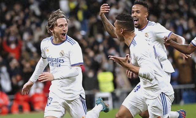 足球界悬念不断,精彩纷呈 足球界悬念不断,精彩纷呈