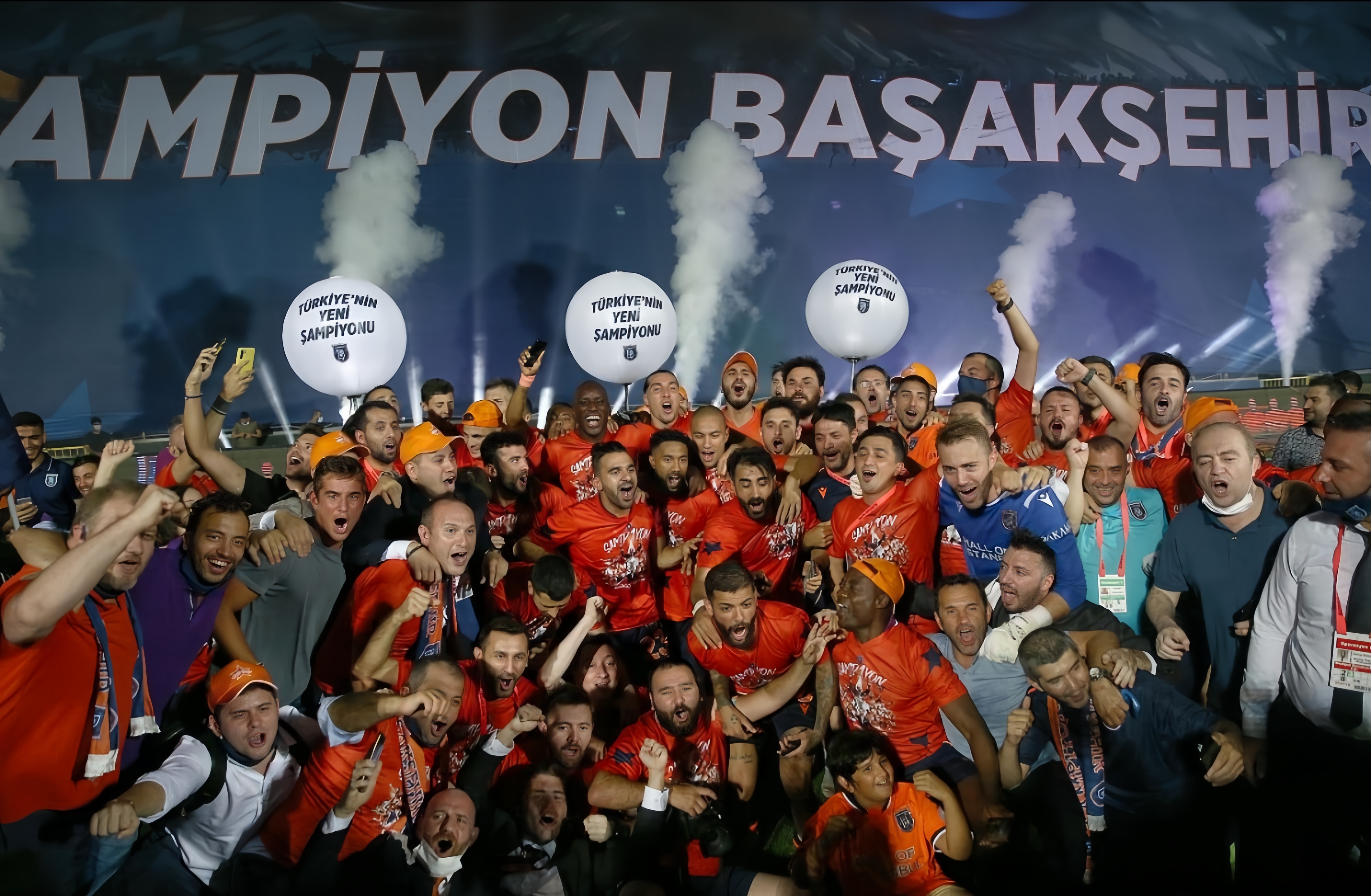 足球界悬念不断,精彩纷呈 足球界悬念不断,精彩纷呈