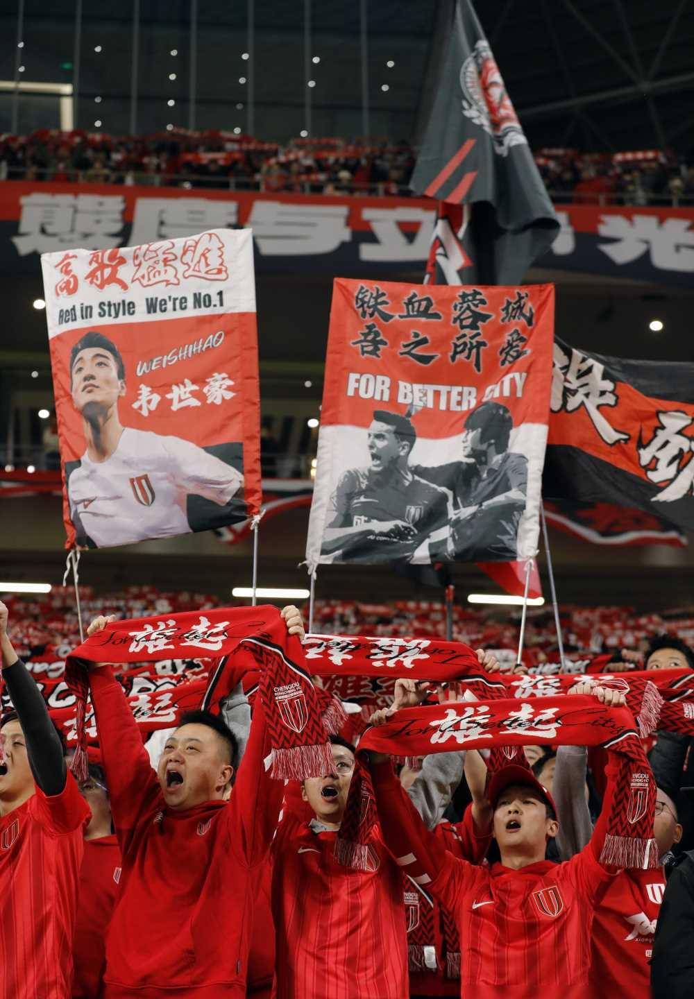 足球赛场冠军诞生，球员欢欣鼓舞