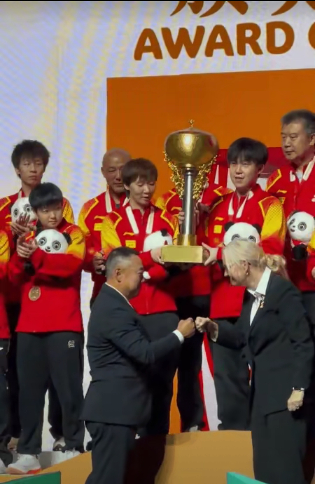 足球赛场冠军诞生，球员欢欣鼓舞