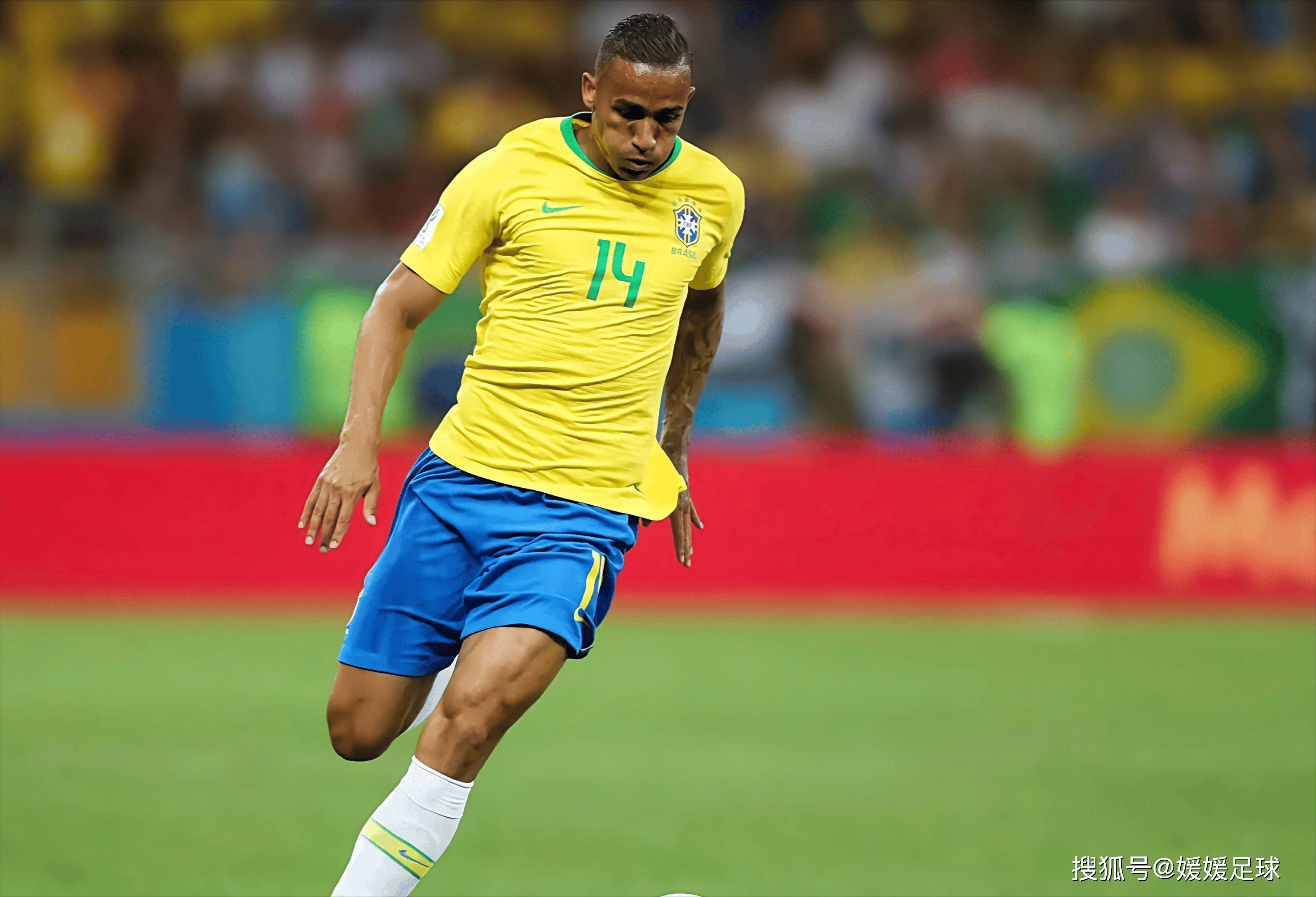 巴西球员在国际比赛中斗志昂扬