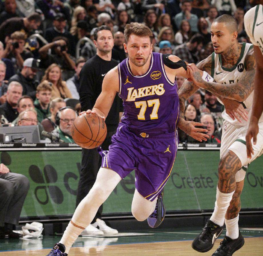 雄鹿险胜山东队，东契奇状态火热的简单介绍