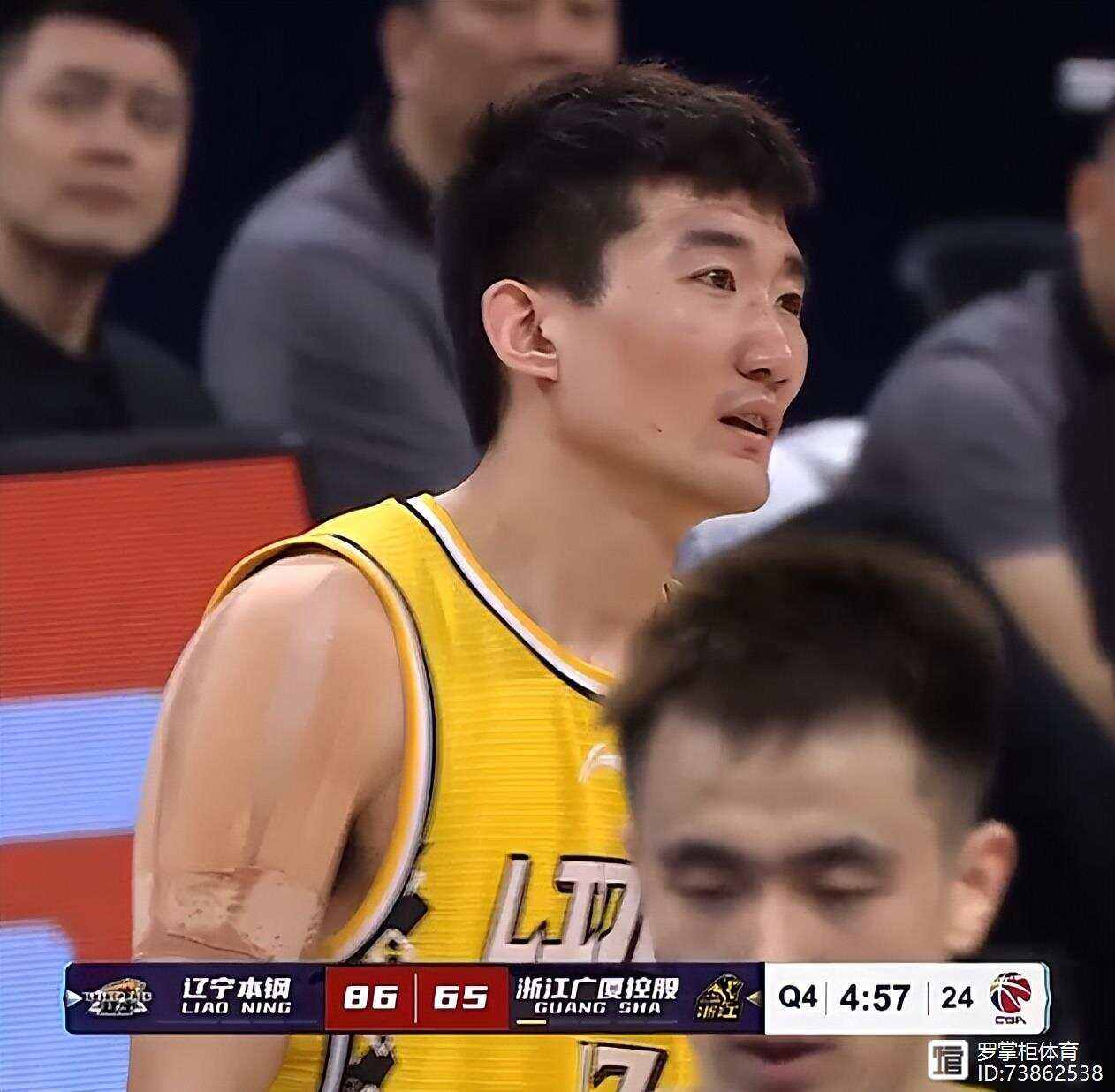 江苏队鏖战灰熊,孙铭徽统治全场 江苏队鏖战灰熊,孙铭徽统治全场